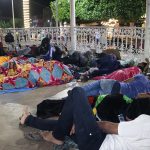 Migrantes duermen en plazas públicas la madrugada de hoy, en la ciudad de Tapachula, en el estado de Chiapas (México). EFE/Juan Manuel Blanco