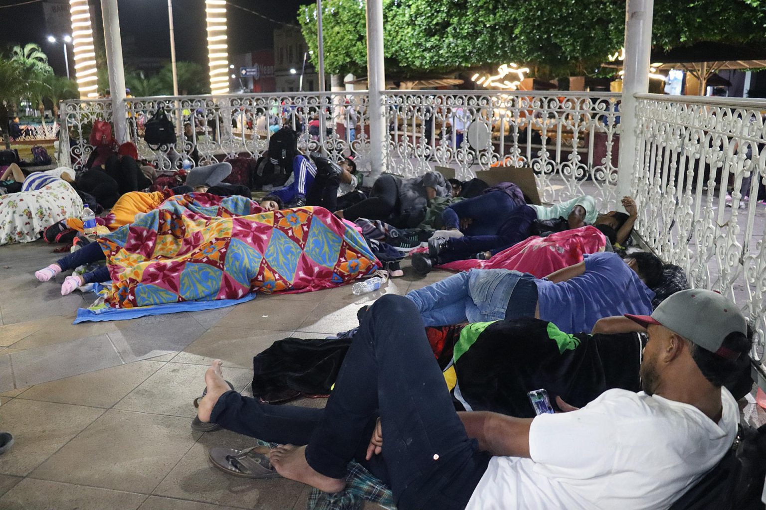 Migrantes duermen en plazas públicas la madrugada de hoy, en la ciudad de Tapachula, en el estado de Chiapas (México). EFE/Juan Manuel Blanco