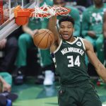 Giannis Antetokounmpo de los Milwaukee Bucks , en una fotografía de archivo. EFE/EPA/KAMIL KRZACZYNSKI