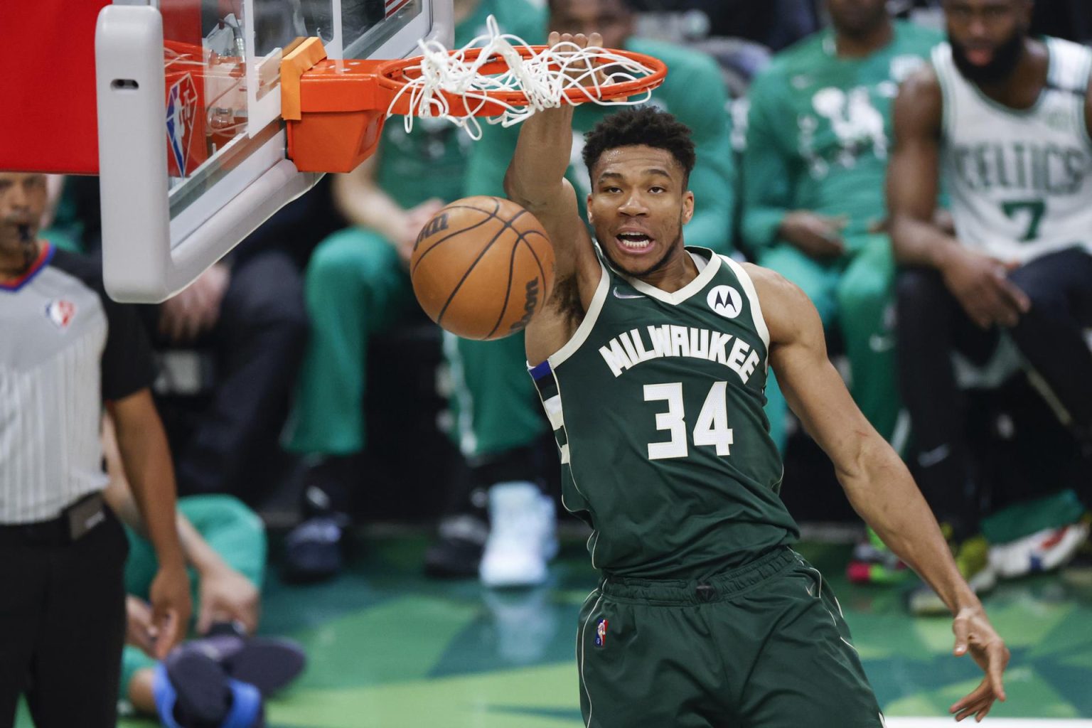 Giannis Antetokounmpo de los Milwaukee Bucks , en una fotografía de archivo. EFE/EPA/KAMIL KRZACZYNSKI