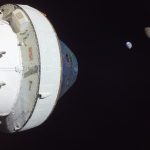 Fotografía cedida por la ESA que muestra a la cápsula Orión de la misión no tripulada Artemis I al momento de alcanzar una distancia de 432.210 kilómetros (268.563 millas) y al fondo la luna y la tierra. EFE/ESA /SOLO USO EDITORIAL /NO VENTAS /SOLO DISPONIBLE PARA ILUSTRAR LA NOTICIA QUE ACOMPAÑA /CRÉDITO OBLIGATORIO