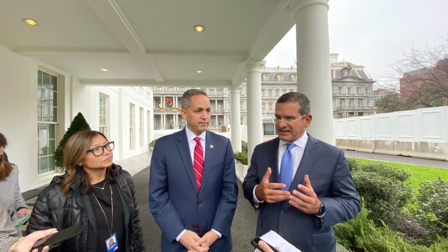 (i-d) La directora de la Oficina de Asuntos Intergubernamentales de la Casa Blanca, Julie Chávez Rodríguez; el subsecretario de Comercio federal, Don Graves, y el gobernador de Puerto Rico, Pedro Pierluisi, participan en una reunión hoy, en la Casa Blanca en Washington (EEUU). EFE/ Beatriz Pascual