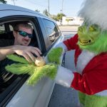 Fotografía cedida por la Oficina de noticias de los Cayos de Florida donde aparece el coronel de la oficina del alguacil del condado de Monroe, Lou Caputo, disfrazado de Grinch, mientras entrega una cebolla a un conductor a cambio de una multa, en la autopista Florida Keys Overseas hoy, en Marathon, Florida (Estados Unidos). EFE/ Andy Newman /Florida Keys News Bureau/ SOLO USO EDITORIAL/ SOLO DISPONIBLE PARA ILUSTRAR LA NOTICIA QUE ACOMPAÑA (CRÉDITO OBLIGATORIO)