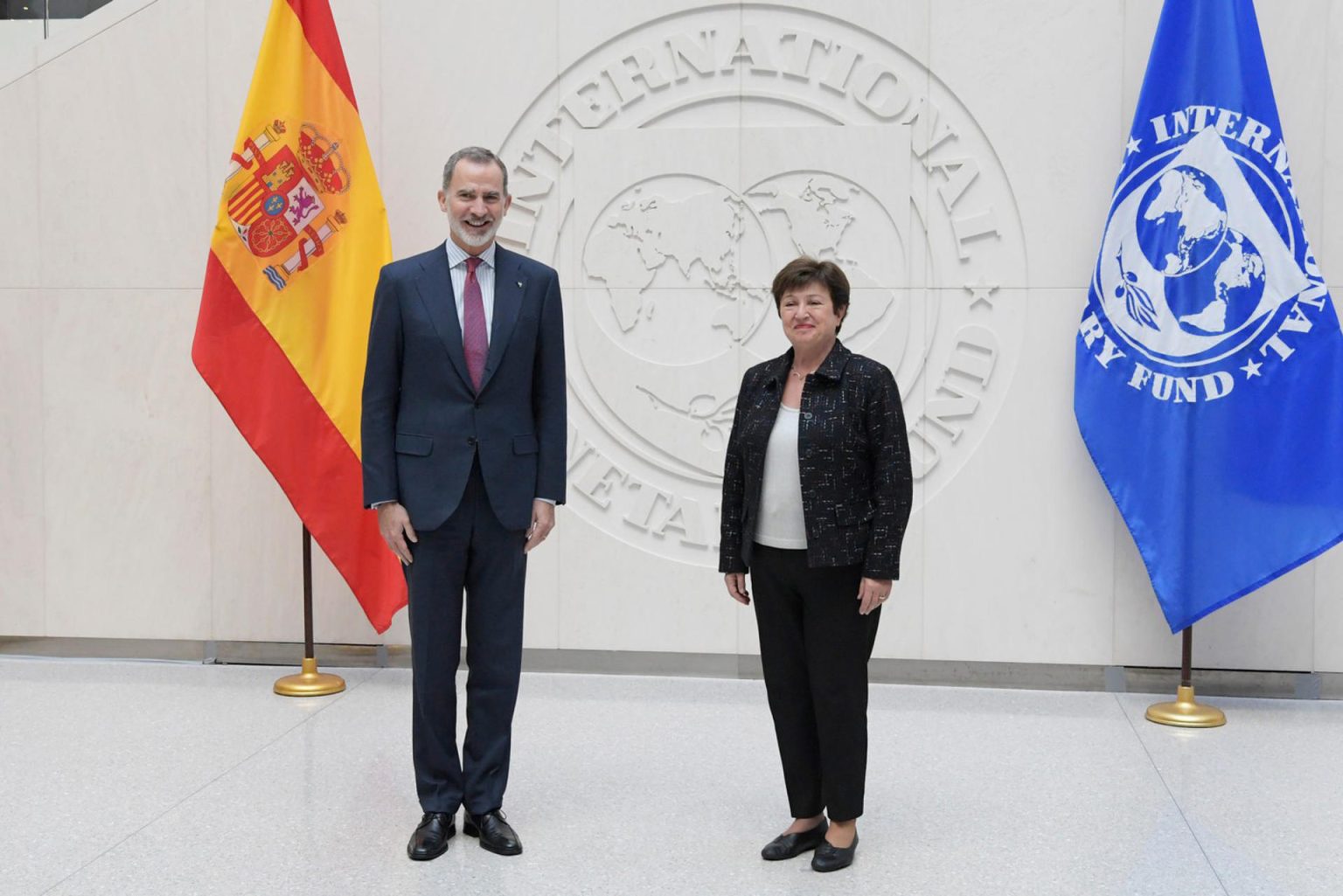 El Rey Felipe VI posa junto a la directora gerente del Fondo Monetario Internacional (FMI), Kristalina Georgieva, durante un encuentro celebrado este viernes en Washington con motivo de su viaje a la capital estadounidense. EFE/Casa de S.M El Rey SOLO USO EDITORIAL/SOLO DISPONIBLE PARA ILUSTRAR LA NOTICIA QUE ACOMPAÑA (CRÉDITO OBLIGATORIO)