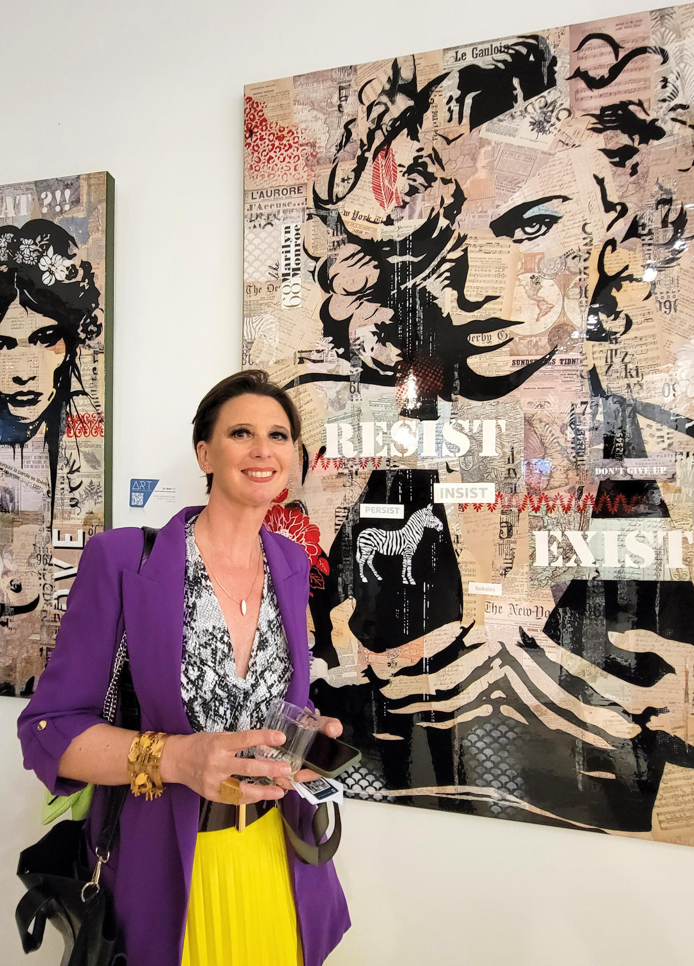 La artista francesa Nathalie Moulinet posa delante de sus obras el 30 de noviembre de 2022, durante la inauguración de la feria Synergy Art que se celebra al margen de Art Basel en Miami, Florida (EE.UU.). EFE/ Latif Kassidi