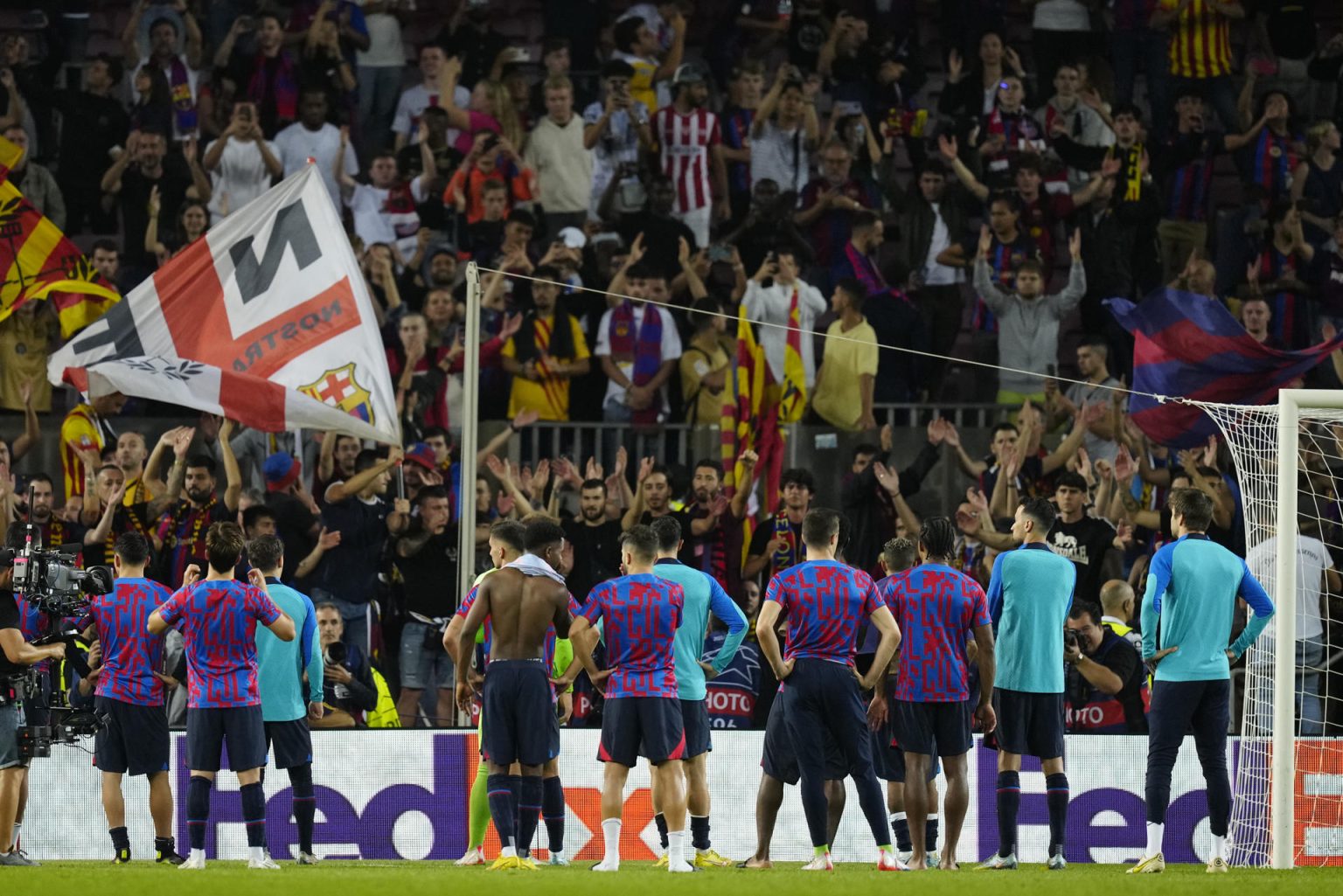 Los jugadores del FC barcelona con la afición tras un partido. Imagen de archivo. EFE/Enric Fontcuberta