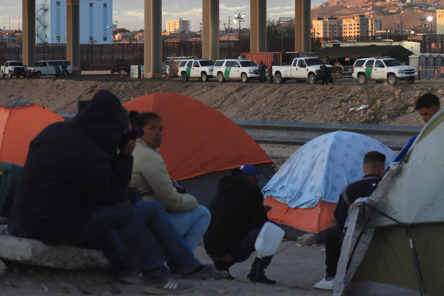 Migrantes venezolanos acampan a orillas del Río Bravo en Ciudad Juárez, Chihuahua (México). Imagen de archivo. EFE/ Luis Torres