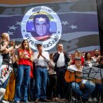 Camila Fabri (camisa roja), esposa de Alex Saab y el presidente de la Asamblea Nacional de Venezuela, Jorge Rodriguez (c), participan en una concentración en apoyo a Alex Saab en Caracas (Venezuela). EFE/ Miguel Gutiérrez