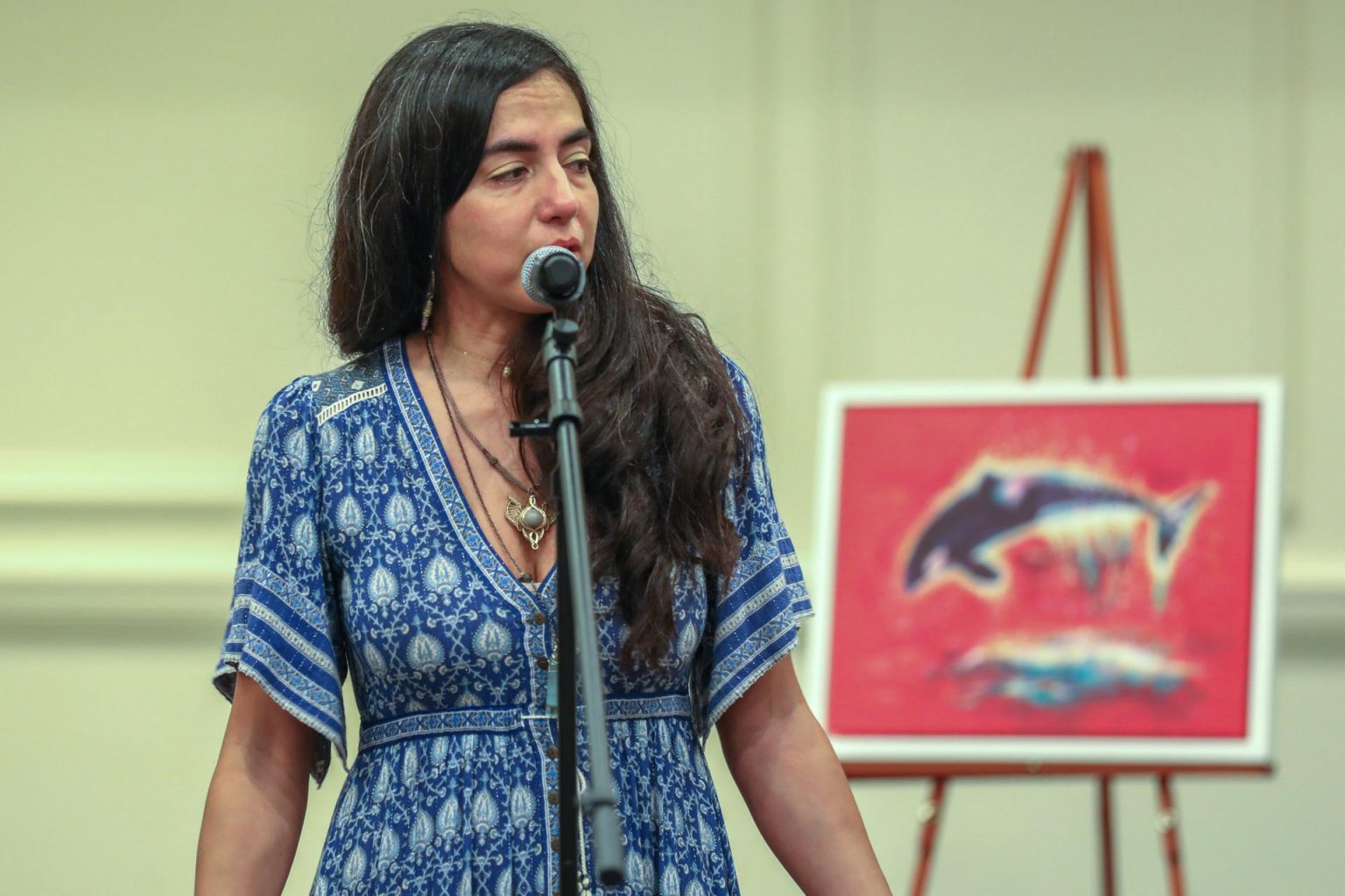 La artista Tina Rodríguez habla durante una jornada de escucha de la organización "Amigos de Toki", anteriormente conocida como "Amigos de Lolita", sobre el futuro de la orca Tokitae (Lolita) hoy, en Miami, Florida. EFE/Giorgio Viera