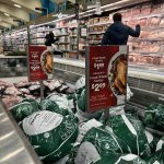 Unos clientes se abastecen de alimentos en un supermercado en Washington. Imagen de archivo. EFE/Octavio Guzmán