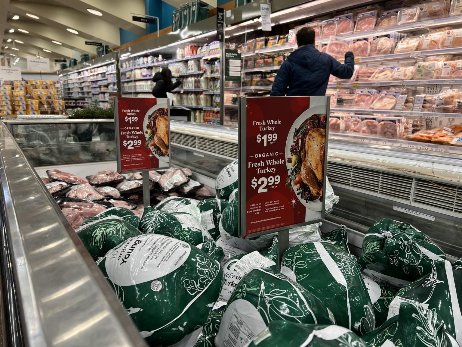 Unos clientes se abastecen de alimentos en un supermercado en Washington. Imagen de archivo. EFE/Octavio Guzmán