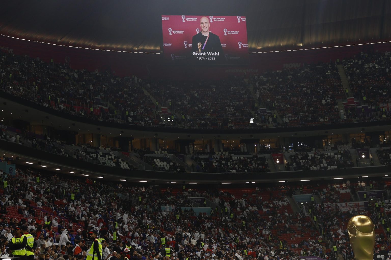 Fotografía de una pantalla en donde muestra la imagen del periodista estadounidense Grant Wahl fallecido en un partido de los cuartos de final del Mundial de Fútbol Qatar 2022 entre Inglaterra y Francia  en el estadio Al Bait en Jor (Catar). EFE/ Juanjo Martín