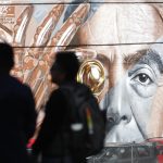 Dos personas observan un mural en la inauguración de “la Plaza de Lectura José Saramago” hoy, en la Ciudad de México (México). EFE/ Mario Guzmán