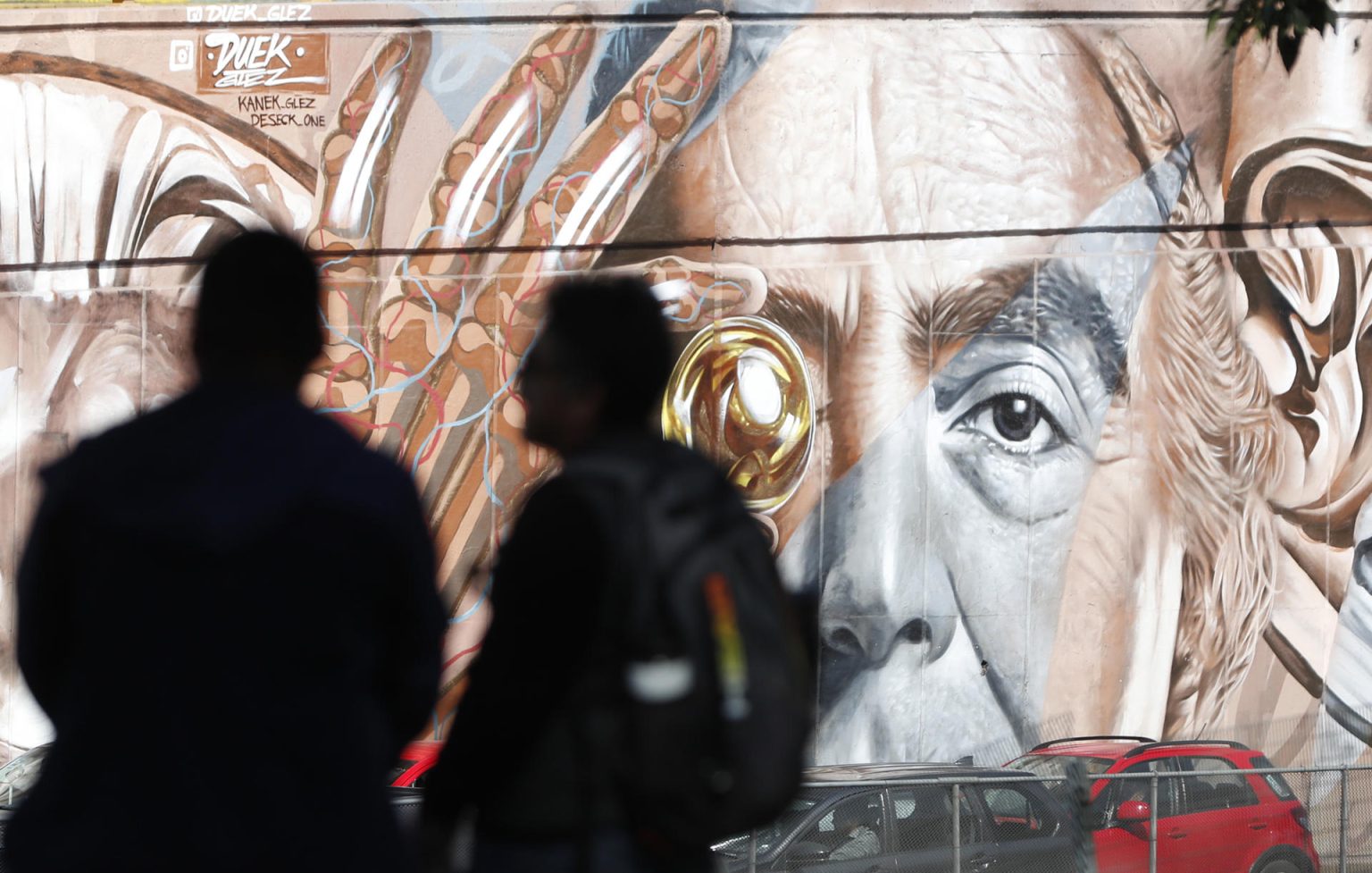 Dos personas observan un mural en la inauguración de “la Plaza de Lectura José Saramago” hoy, en la Ciudad de México (México). EFE/ Mario Guzmán
