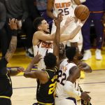 El escolta de los Phoenix Suns Devin Booker (C) frente a los Golden State Warriors, en una fotografía de archivo. EFE/EPA/John G. Mabanglo