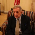 AME8862. WASHINGTON (ESTADOS UNIDOS), 08/12/2022.- El senador demócrata Dick Durbin habla durante una entrevista con Efe, el 7 de diciembre de 2022 en Washington (EEUU). Cuando el senador demócrata Dick Durbin introdujo en 2001 un proyecto de ley para proteger a los inmigrantes llegados a EE.UU. cuando eran niños nunca imaginó que la batalla sería larga. Dos décadas después, cuando se perfila un nuevo acuerdo en el Senado, advierte de que queda poco margen de maniobra. EFE/ Octavio Guzmán