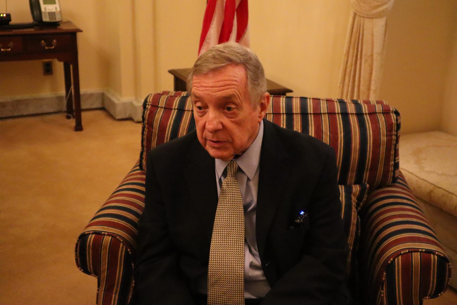 AME8862. WASHINGTON (ESTADOS UNIDOS), 08/12/2022.- El senador demócrata Dick Durbin habla durante una entrevista con Efe, el 7 de diciembre de 2022 en Washington (EEUU). Cuando el senador demócrata Dick Durbin introdujo en 2001 un proyecto de ley para proteger a los inmigrantes llegados a EE.UU. cuando eran niños nunca imaginó que la batalla sería larga. Dos décadas después, cuando se perfila un nuevo acuerdo en el Senado, advierte de que queda poco margen de maniobra. EFE/ Octavio Guzmán