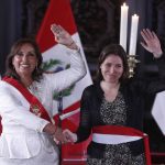 La presidenta de Perú, Dina Boluarte, toma juramento a la ministra de Producción, Sandra Belaúnde (d), durante una ceremonia en el Palacio de Gobierno de Lima (Perú). EFE/ Paolo Aguilar