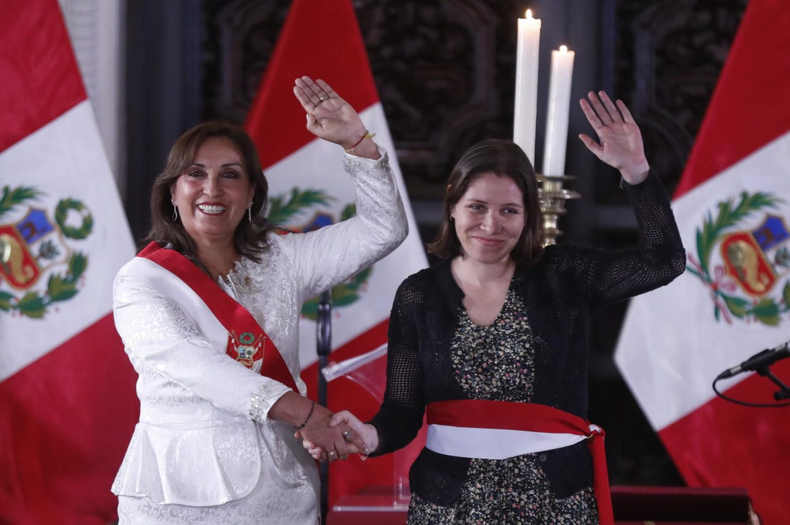 La presidenta de Perú, Dina Boluarte, toma juramento a la ministra de Producción, Sandra Belaúnde (d), durante una ceremonia en el Palacio de Gobierno de Lima (Perú). EFE/ Paolo Aguilar