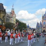 Una banda musical recorre la calle frente al castillo de la Cenicienta en el parque temático de Walt Disney World Magic Kingdom en Lake Buena Vista, Florida (EE.UU.). Imagen de archivo. EFE/Álvaro Blanco