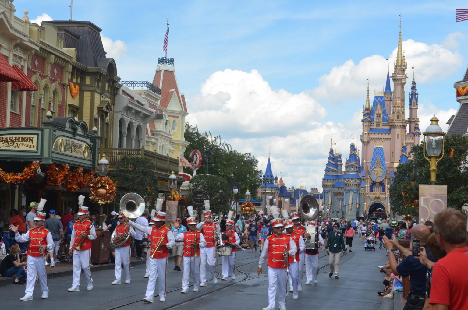 Una banda musical recorre la calle frente al castillo de la Cenicienta en el parque temático de Walt Disney World Magic Kingdom en Lake Buena Vista, Florida (EE.UU.). Imagen de archivo. EFE/Álvaro Blanco