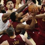 Donovan Mitchell (c), guardia de los Cavaliers de Cleveland, fue registrados este lunes, 2 de enero de 2023, al atrapar un rebote de un tiro libre errado antes de anotar la canasta para empatar el juego y forzar el tiempo extra, en un partido de la NBA contra los Bulls de Chicago, en el Rocket Mortgage Fieldhouse, en Cleveland (Ohio, EE.UU.). EFE/David Maxwell