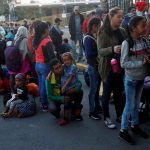 Fotografía de archivo de migrantes centroamericanos, parte de la caravana de migrantes con destino hacia los Estados Unidos, que hacen fila en la entrada de la frontera entre Guatemala y México, en Tecún Umán (Guatemala). EFE/Esteban Biba