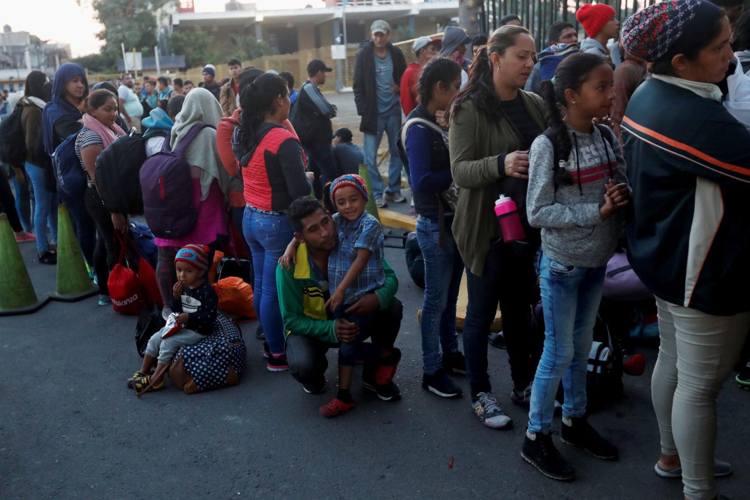 Fotografía de archivo de migrantes centroamericanos, parte de la caravana de migrantes con destino hacia los Estados Unidos, que hacen fila en la entrada de la frontera entre Guatemala y México, en Tecún Umán (Guatemala). EFE/Esteban Biba