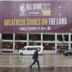 Fotografía de archivo, tomada el pasado 17 de febrero, en la que se registró a un transeúnte al caminar frente a un anuncio del más reciente partido de las Estrellas de la NBA, en Cleveland (Ohio, EE.UU.). EFE/David Maxwell