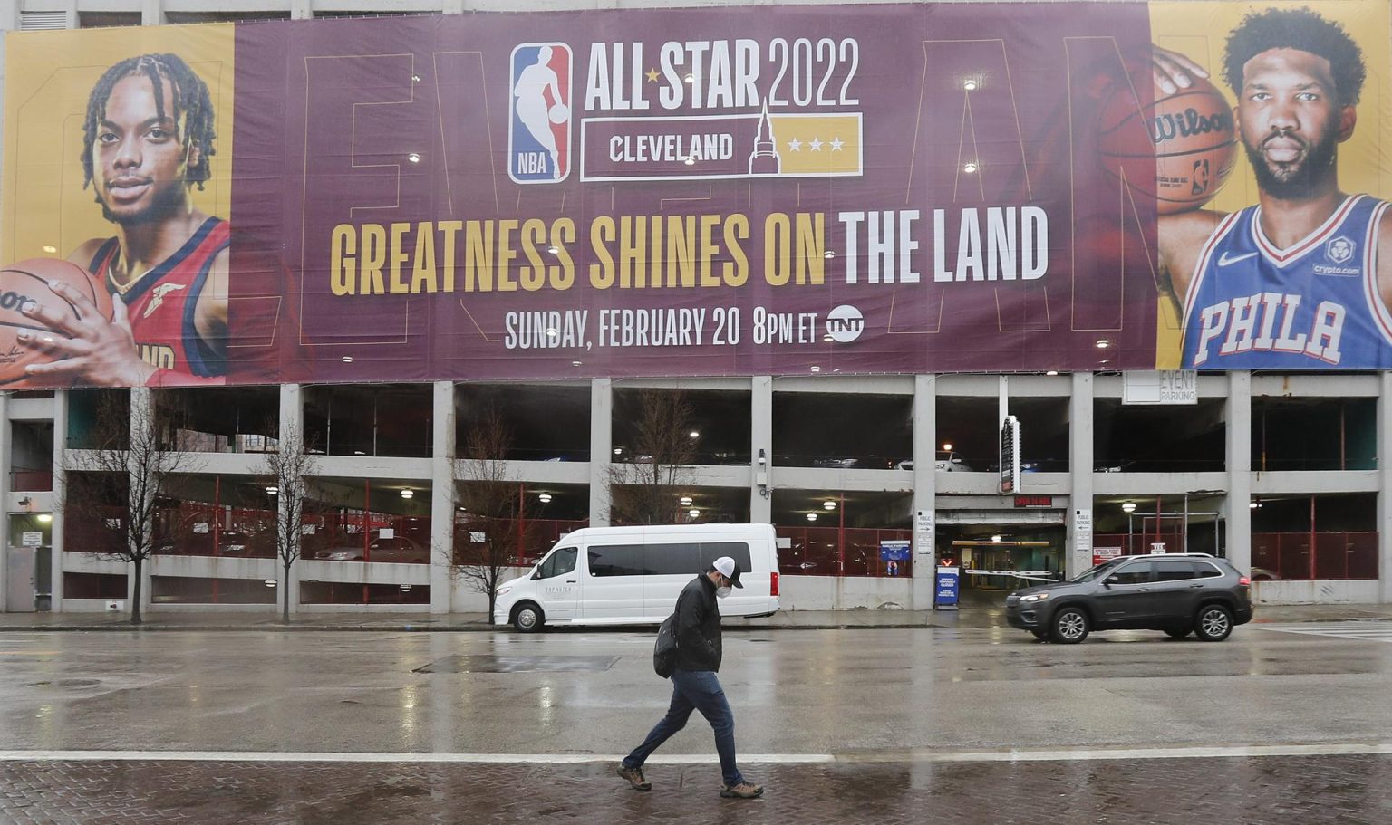 Fotografía de archivo, tomada el pasado 17 de febrero, en la que se registró a un transeúnte al caminar frente a un anuncio del más reciente partido de las Estrellas de la NBA, en Cleveland (Ohio, EE.UU.). EFE/David Maxwell
