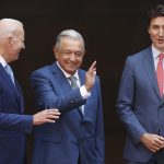 Los presidentes de México, Andrés Manuel López Obrador (c), de Estados Unidos, Joe Biden (i), y el primer ministro de Canadá, Justin Trudeau, se reúnen hoy en el Palacio Nacional en Ciudad de México (México). EFE/José Méndez