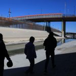 Migrantes buscan pasar la frontera en busca de asilo político en EEUU, en cercanías del Río Bravo, en Ciudad Juárez, estado de Chihuahua (México). Imagen de archivo. EFE/Luis Torres