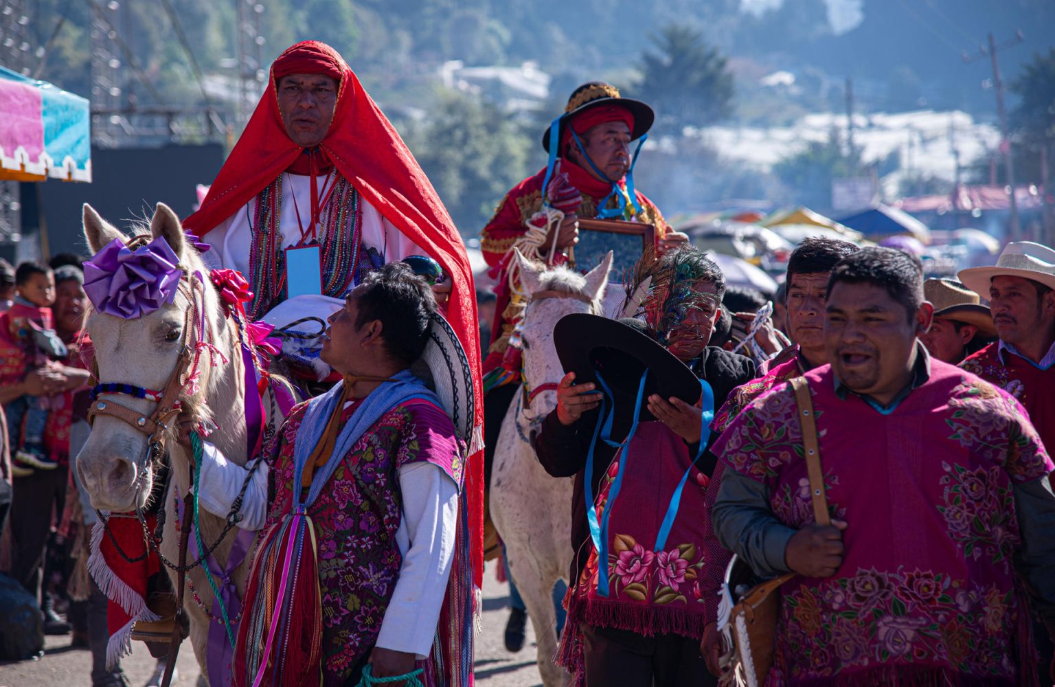 Indígenas participan hoy con sus caballos en una ceremonia en honor a San Sebastián Mártir, santo patrón del municipio de Zinacantán, estado de Chiapas (México). EFE/Carlos López