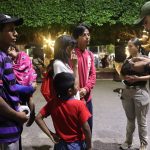 Miembros del Instituto Nacional de Migración (INM) hablan hoy con una familia de migrantes durante un operativo en la ciudad de Tapachula, Chiapas (México). EFE/Juan Manuel Blanco