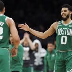 Jayson Tatum (d), alero estrella de los Celtics de Boston, fue registrado este miércoles, 11 de enero, al celebrar, con su compañero Grant Williams (i), una canasta de tres puntos que le anotó a los Pelicans de Nueva Orleans, durante un partido de la NBA, en el coliseo TD Garden, en Boston (Massachusetts, EE.UU.). EFE/CJ Gunther