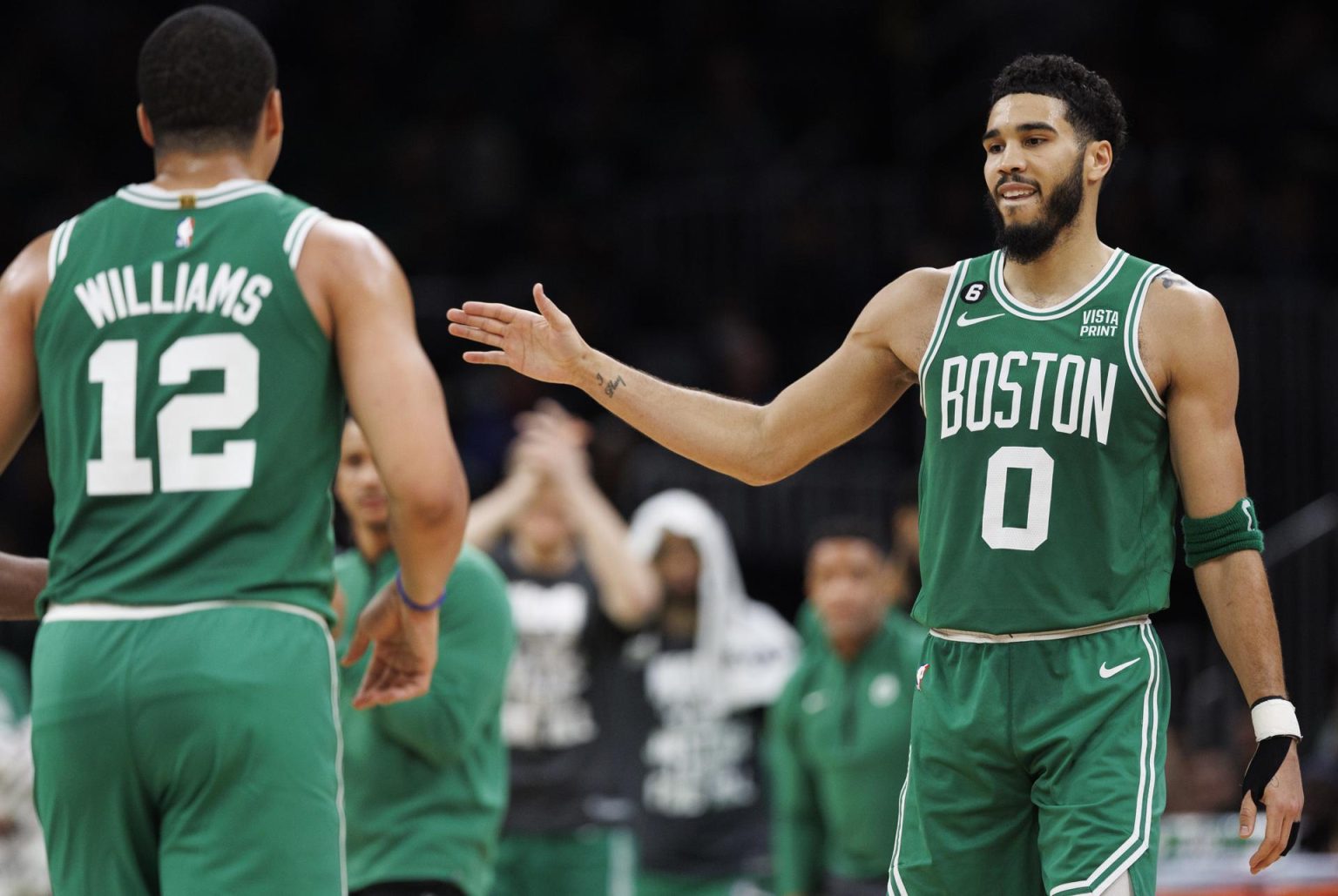 Jayson Tatum (d), alero estrella de los Celtics de Boston, fue registrado este miércoles, 11 de enero, al celebrar, con su compañero Grant Williams (i), una canasta de tres puntos que le anotó a los Pelicans de Nueva Orleans, durante un partido de la NBA, en el coliseo TD Garden, en Boston (Massachusetts, EE.UU.). EFE/CJ Gunther