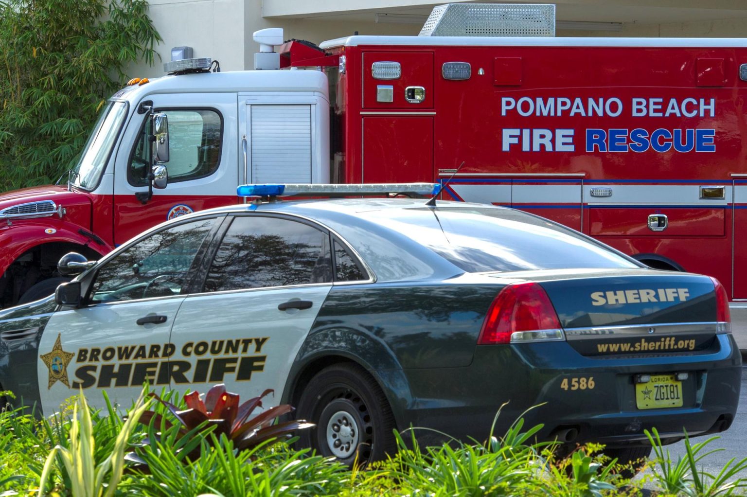 Un coche de policía y un camión de bomberos permanecen estacionados en el Broward Health hospital de Pompano Beach, Florida, EEUU. Imagen de archivo. EFE/Giorgio Viera