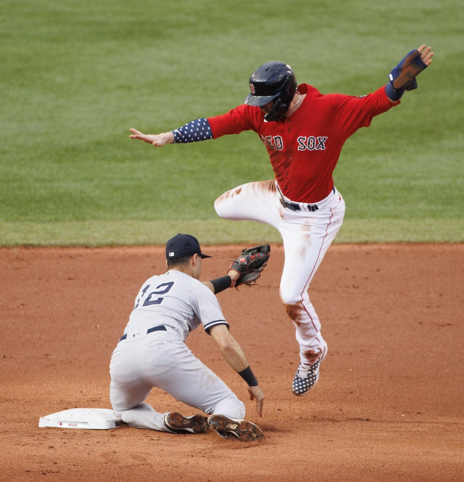 Fotografía de archivo, tomada el pasado 7 de julio, en la que se registró a Trevor Story (d), segunda base de los Medias Rojas de Boston, quien fue sometido a una cirugía en el ligamento colateral cubital de su codo derecho. EFE/CJ Gunther