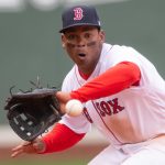 Fotografía de archivo en la que se registró al beisbolista dominicano Rafael Devers, tercera base de los Medias Rojas, quien extendió su contrato con la novena de Boston en la MLB por once años y 331 millones de dólares. EFE/CJ Gunther