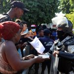 Migrantes hacen fila para hacer un tramite de asilo ante la Comisión Mexicana de Ayuda a Refugiados (Comar) hoy, en Tapachula, estado de Chiapas (México). EFE/Juan Manuel Blanco