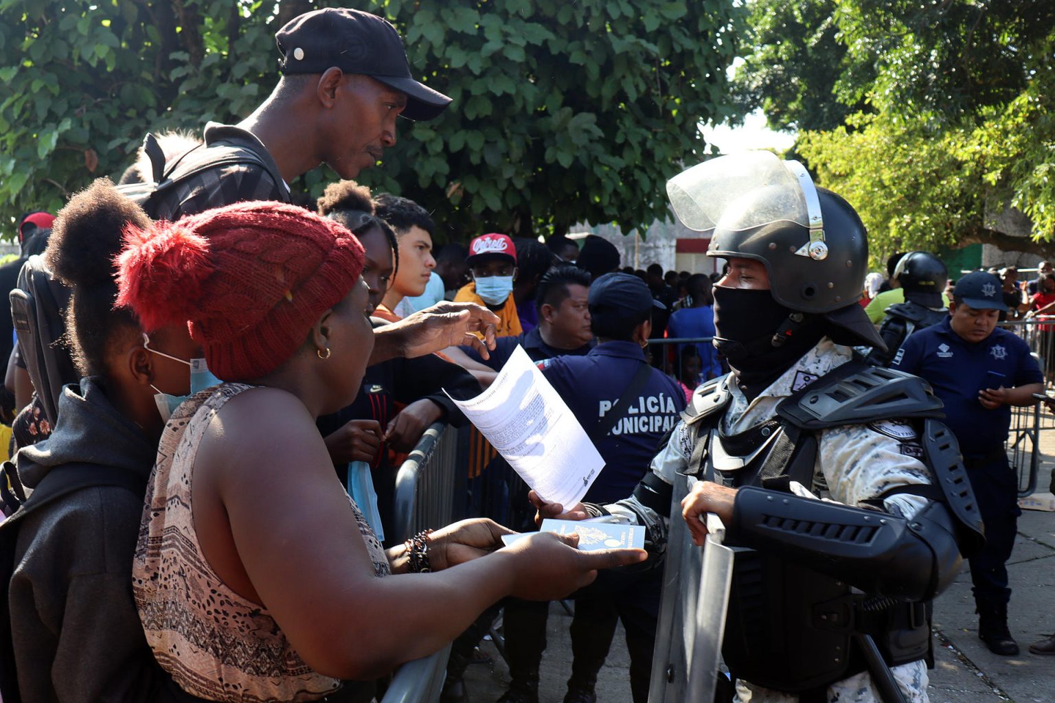 Migrantes hacen fila para hacer un tramite de asilo ante la Comisión Mexicana de Ayuda a Refugiados (Comar) hoy, en Tapachula, estado de Chiapas (México). EFE/Juan Manuel Blanco