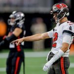 Fotografía de archivo en la que se registró al mariscal de campo del los Buccaneers de  Tampa Bay, Tom Brady, durante un partido de la NFL, en el estadio Mercedes-Benz, en Atlanta (Georgia, EE.UU.). EFE/Erik S. Lesser