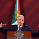 El presidente Andrés Manuel López Obrador, habla durante su participación en la conferencia matutina en el Palacio Nacional, hoy en Ciudad de México (México). EFE/ Isaac Esquivel