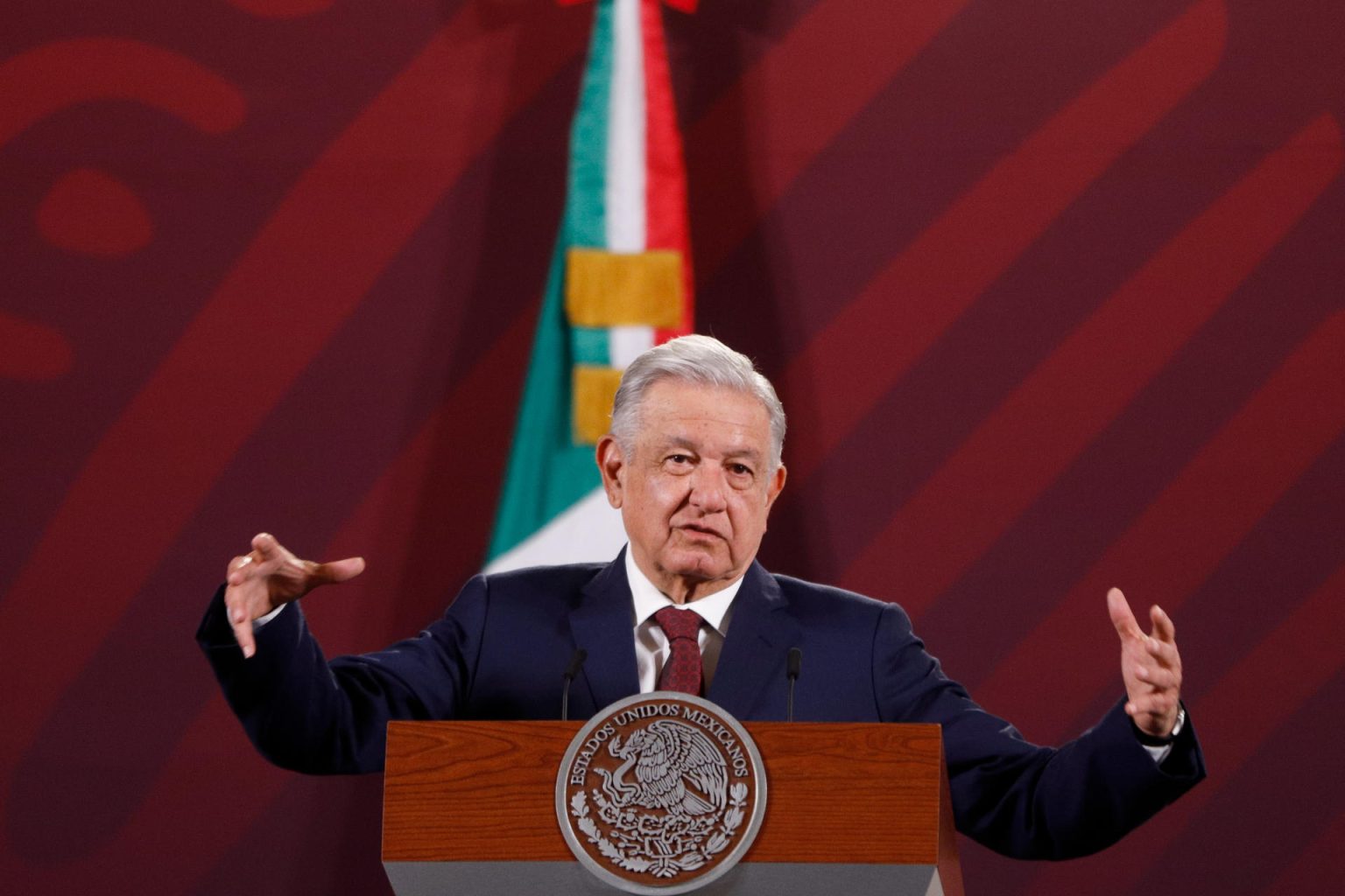 El presidente Andrés Manuel López Obrador, habla durante su participación en la conferencia matutina en el Palacio Nacional, hoy en Ciudad de México (México). EFE/ Isaac Esquivel