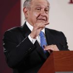 El presidente de México, Andrés Manuel López Obrador, habla durante su conferencia de prensa matutina, hoy, en el Palacio Nacional de Ciudad de México (México). EFE/José Méndez