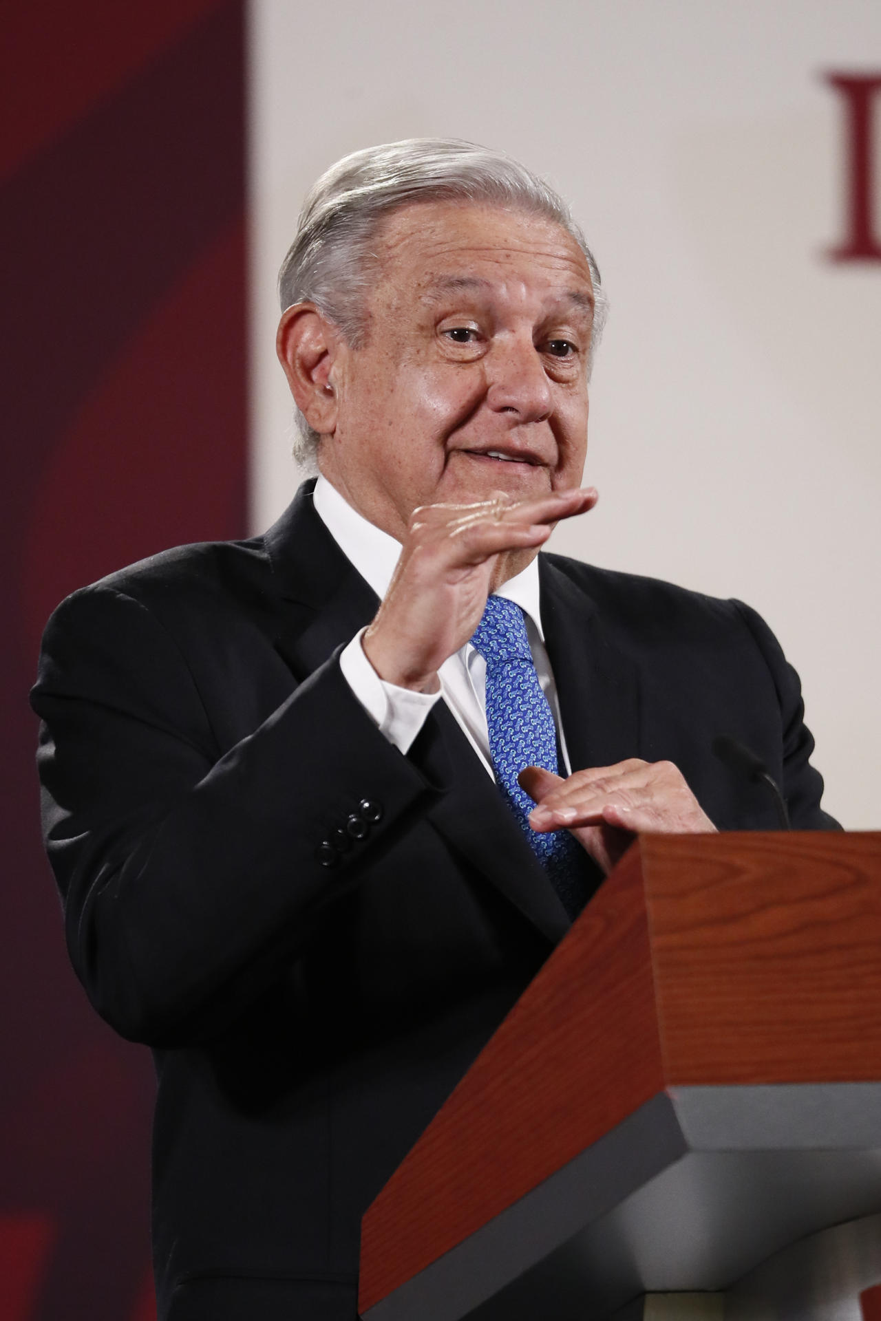 El presidente de México, Andrés Manuel López Obrador, habla durante su conferencia de prensa matutina, hoy, en el Palacio Nacional de Ciudad de México (México). EFE/José Méndez