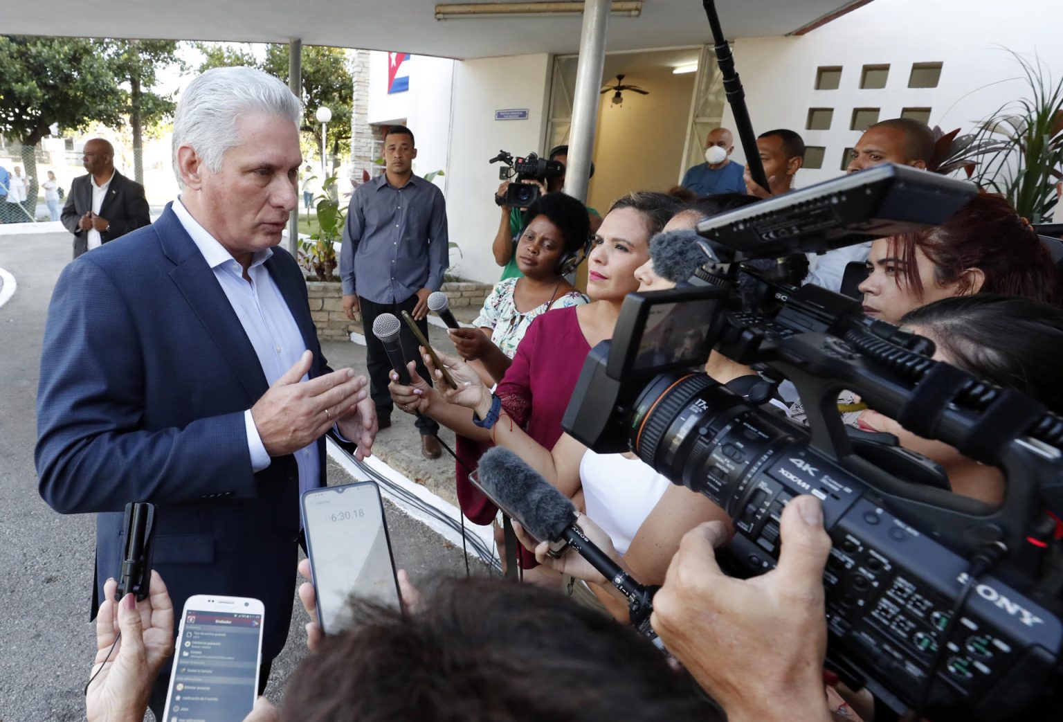 El presidente de Cuba, Miguel Diaz-Canel, habla con los medios de comunicación. Imagen de archivo. EFE/ Ernesto Mastrascusa POOL