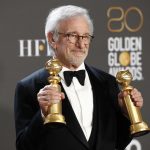 El legendario cineasta estadounidense Steven Spielberg fue registrado este martes, 10 de enero, al posar con los Globos de Oro otorgados al mejor director y a la mejor película dramática, por su filme autobiográfico: "The Fabelmans", en Beverly Hills (California, EE.UU.). EFE/Caroline Brehman