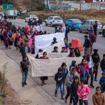 Un grupo de indígenas desplazados de la comunidad de Chenalhó se manifiestan, hoy, en la carretera Tuxtla-San Cristóbal, estado de Chiapas (México). EFE/ Carlos López