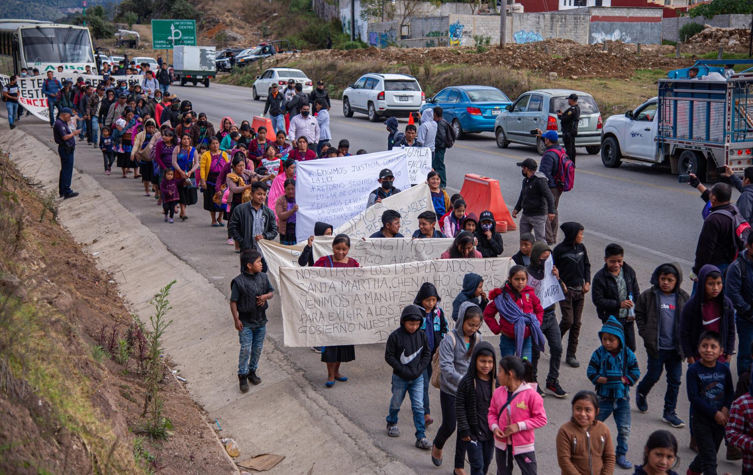 Un grupo de indígenas desplazados de la comunidad de Chenalhó se manifiestan, hoy, en la carretera Tuxtla-San Cristóbal, estado de Chiapas (México). EFE/ Carlos López